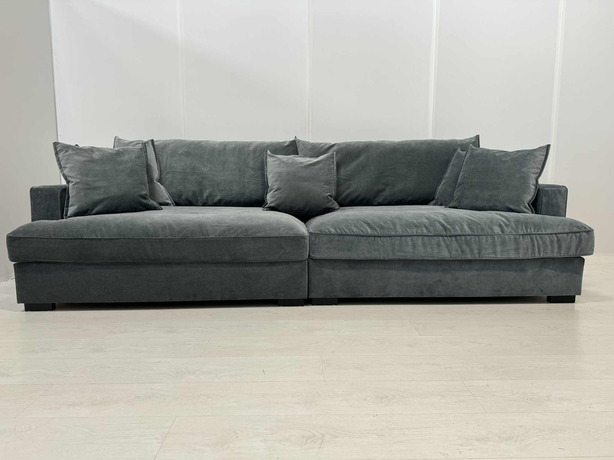 SUPER SOODSAD ROSSI DIIVANID