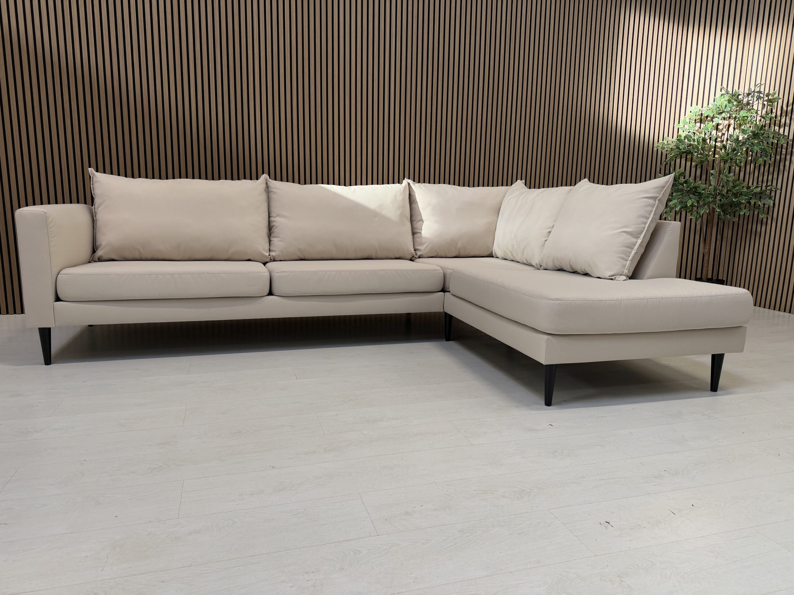 SOODUSHINNAGA TERRASSIDIIVAN LEONE